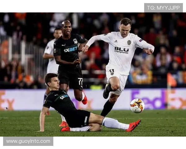 AC米兰中场与边路脱节,控制力不足问题逐步反映在比赛走势中 AC米兰中场与边路脱节,控制力不足问题逐步反映在比赛走势中