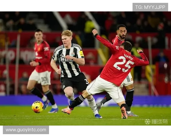 曼联重建隐忧显现:赢球背后体系稳定性承压 曼联重建隐忧显现:赢球背后体系稳定性承压